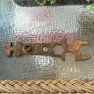 VINTAGE MULTI-USE GAS VALVE WRENCH 32-0156 TOOL